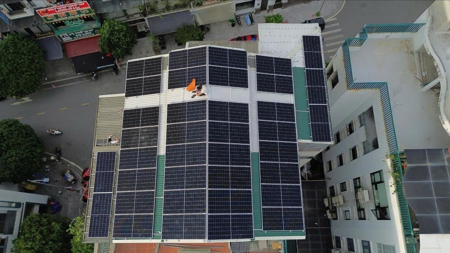 So sánh điện mặt trời hòa lưới và hybrid: chọn sao cho đúng nhu cầu